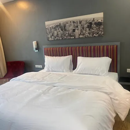 8 Hotel & Cafe