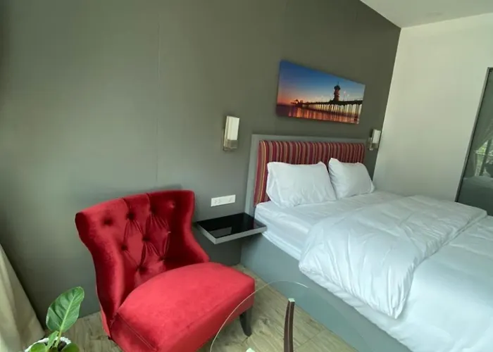 8 & Cafe Hotel 3*