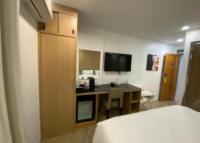 8 & Cafe Hotel