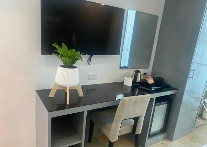 8 & Cafe Hotel